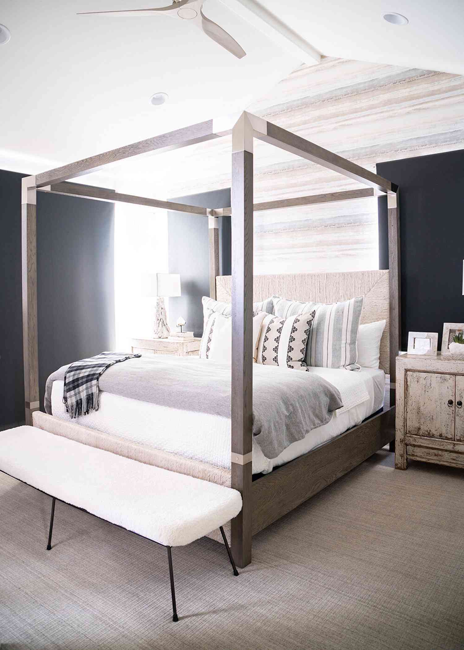 esquema de color gris neutro dormitorio con marco de cama de cuatro postes