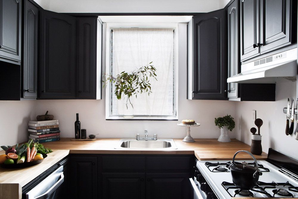 cozinha com armários cinza escuro