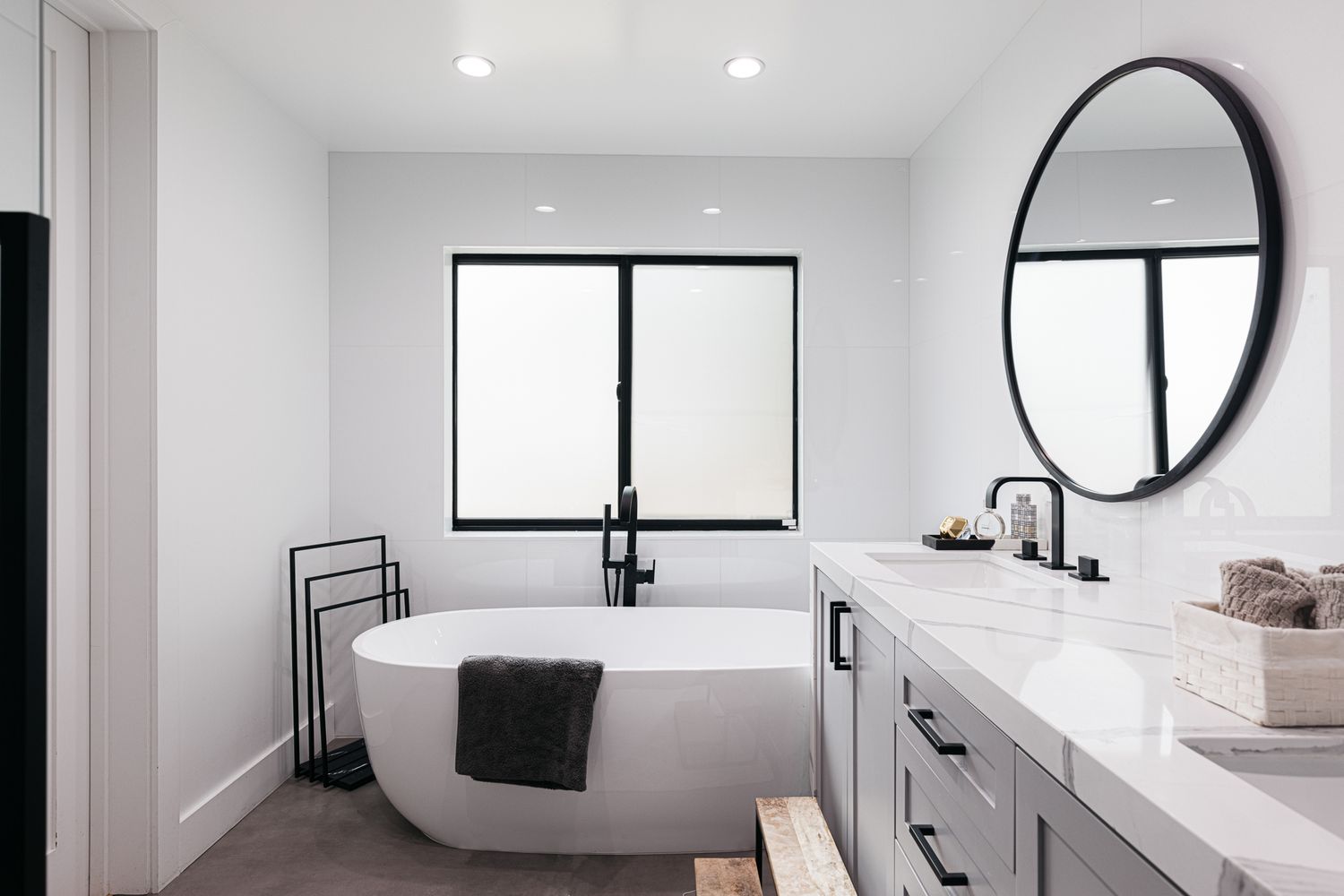 Banheiro moderno branco e preto com piso de concreto