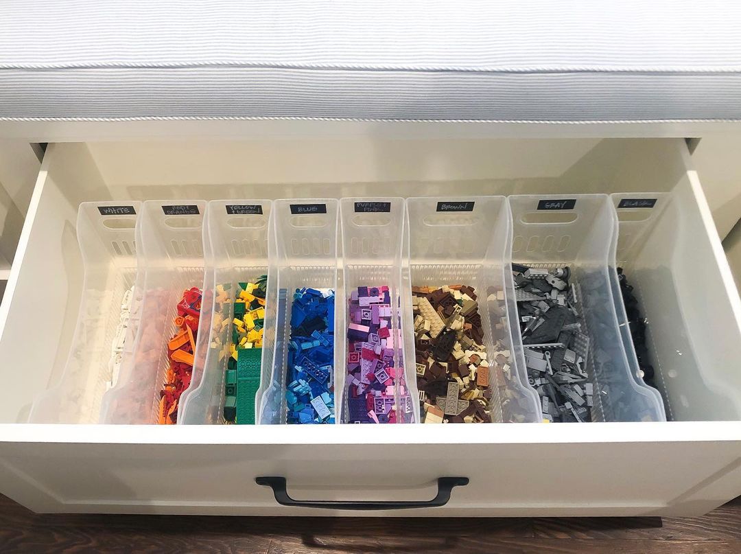 Lego-Aufbewahrung in klaren, beschrifteten Behältern in der Schublade