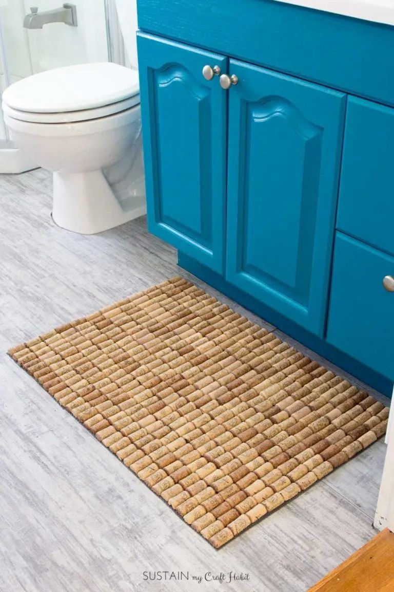 Un tapis de bain fait de bouchons