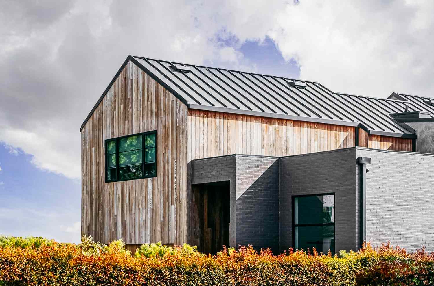 Haus im schwedischen Stil mit Holzwänden und Metalldach