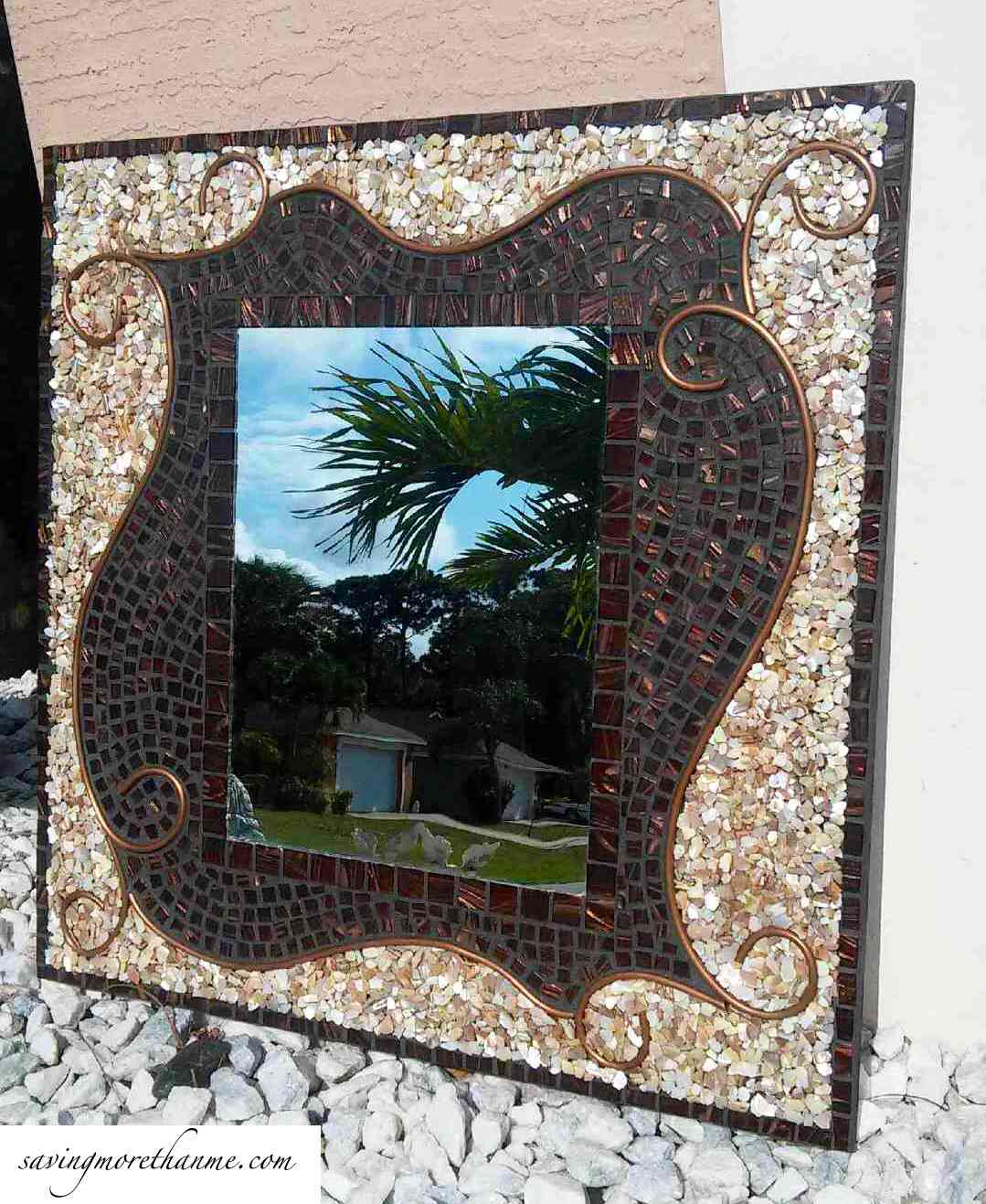 Un miroir en mosaïque marron