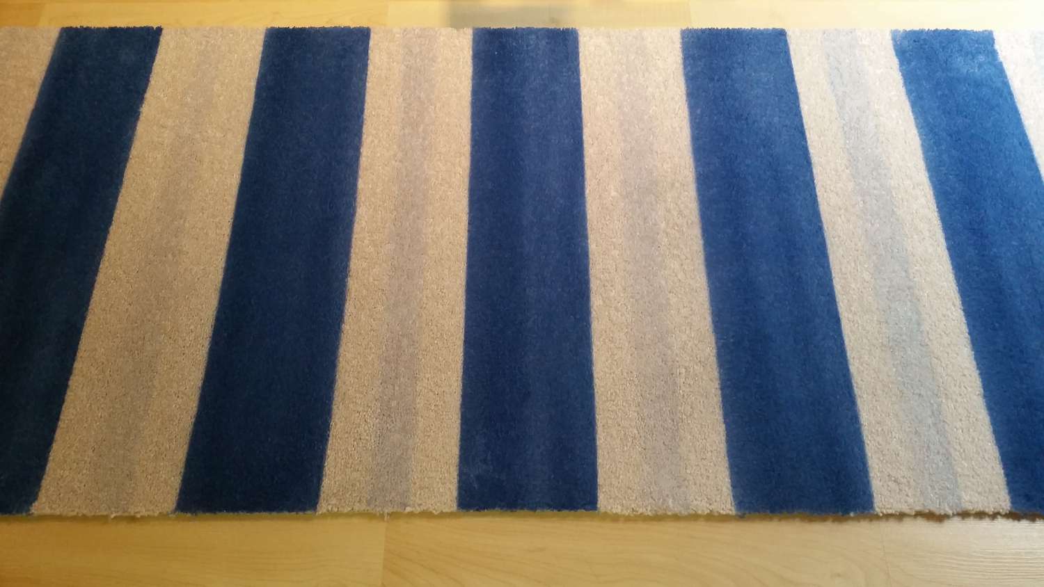 Blau-weiß gestreifter DIY-Teppich