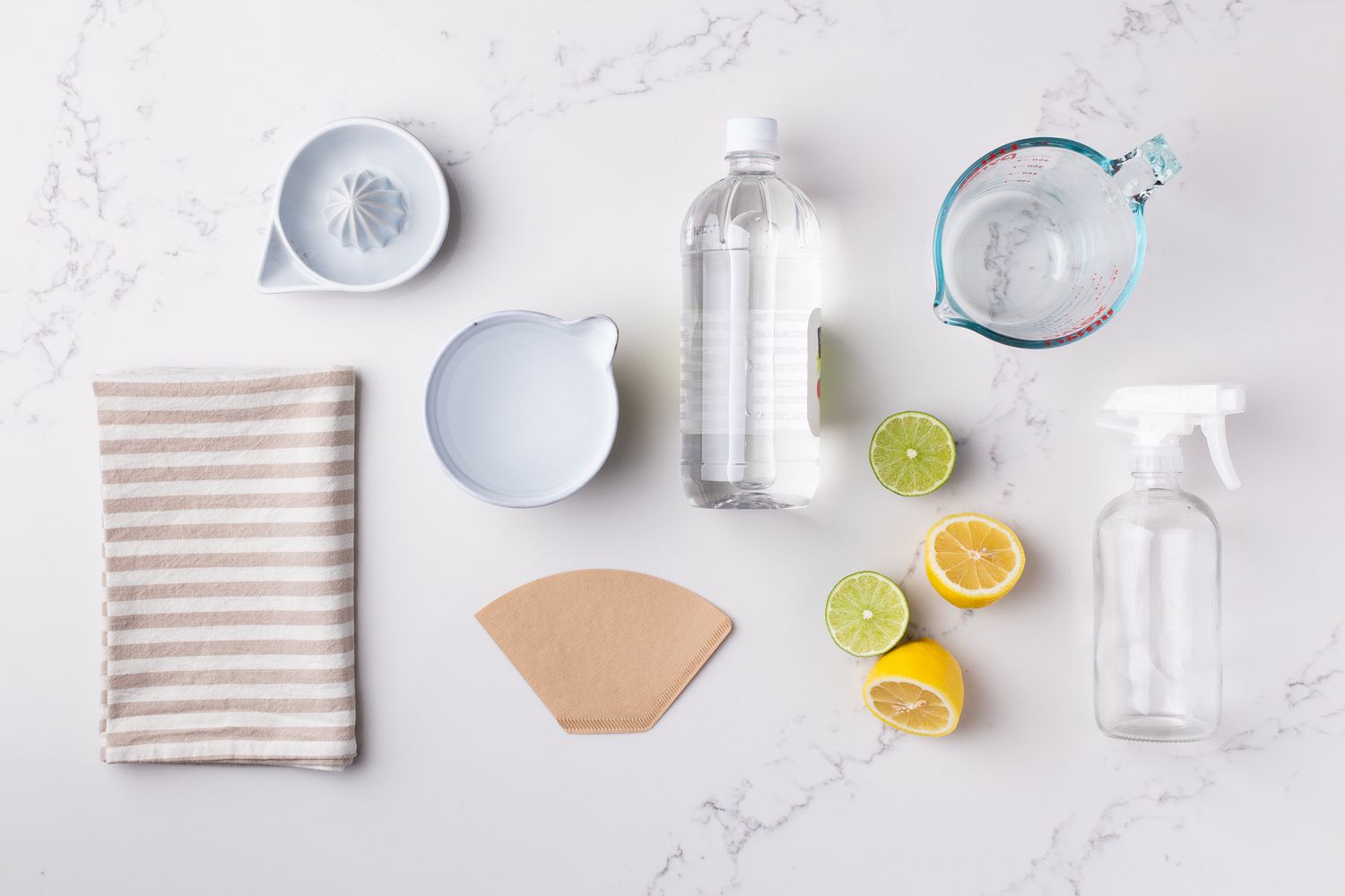 Materialien und Werkzeuge zur Herstellung eines Zitronen-Limetten-Reinigungssprays