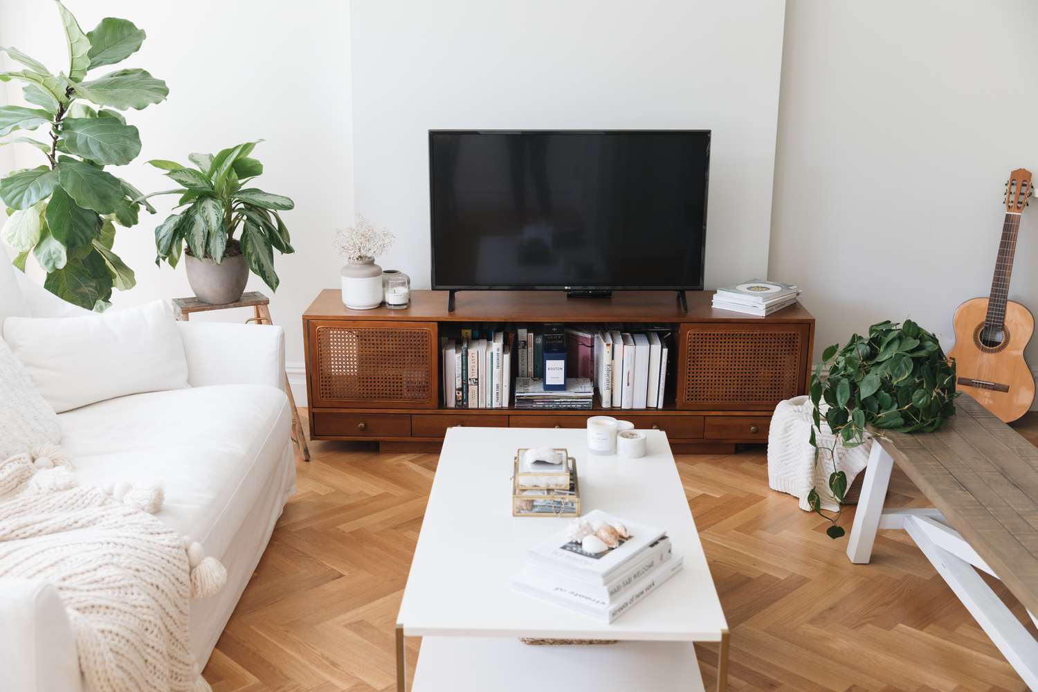 televisão como ponto focal em uma sala de estar