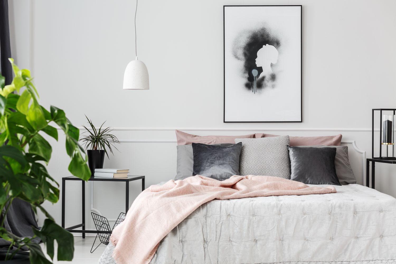 Coussins gris et argent allongés sur un lit