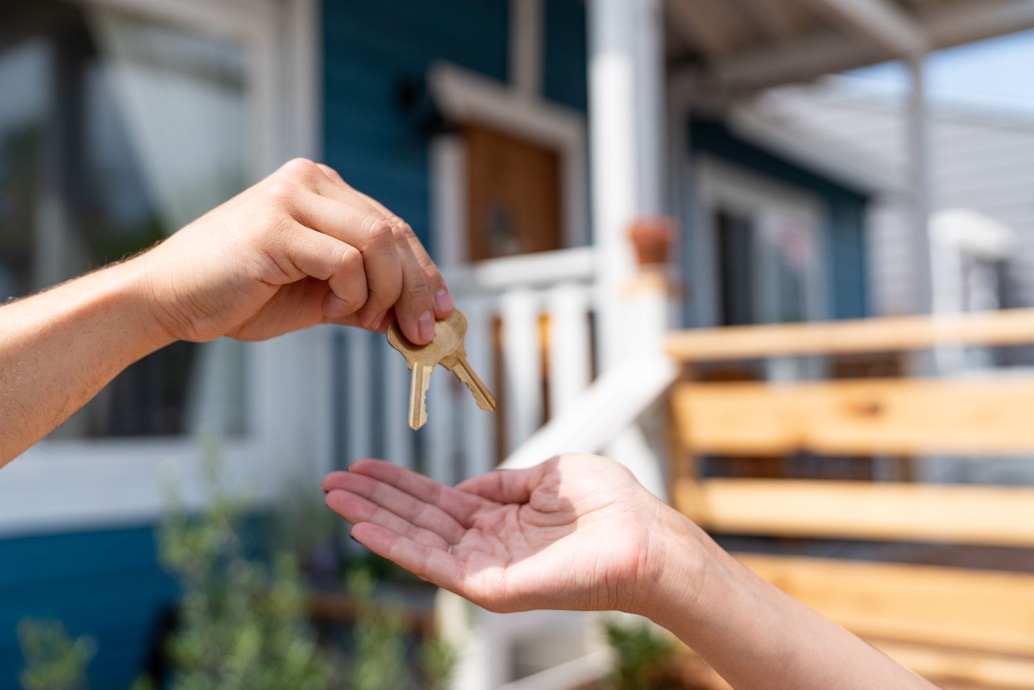 Schlüsselübergabe nach dem Kauf eines Hauses