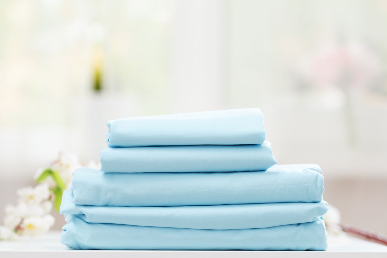 Jogo de lençol azul dobrado