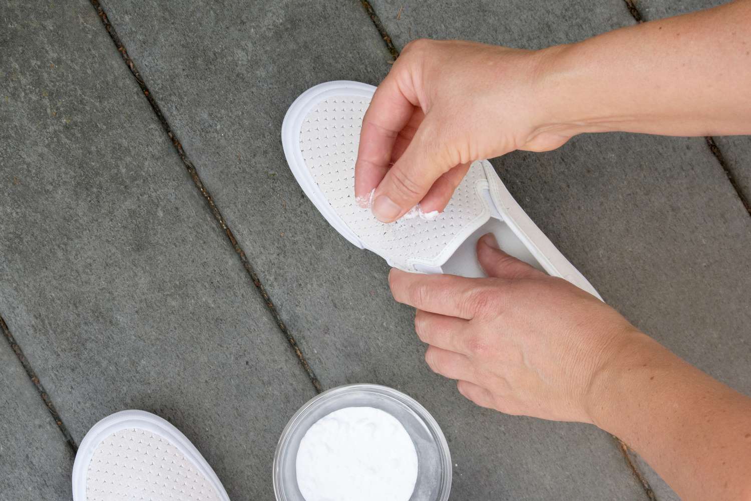 Amido de milho polvilhado em cima de sapatos de nobuck branco para remover manchas