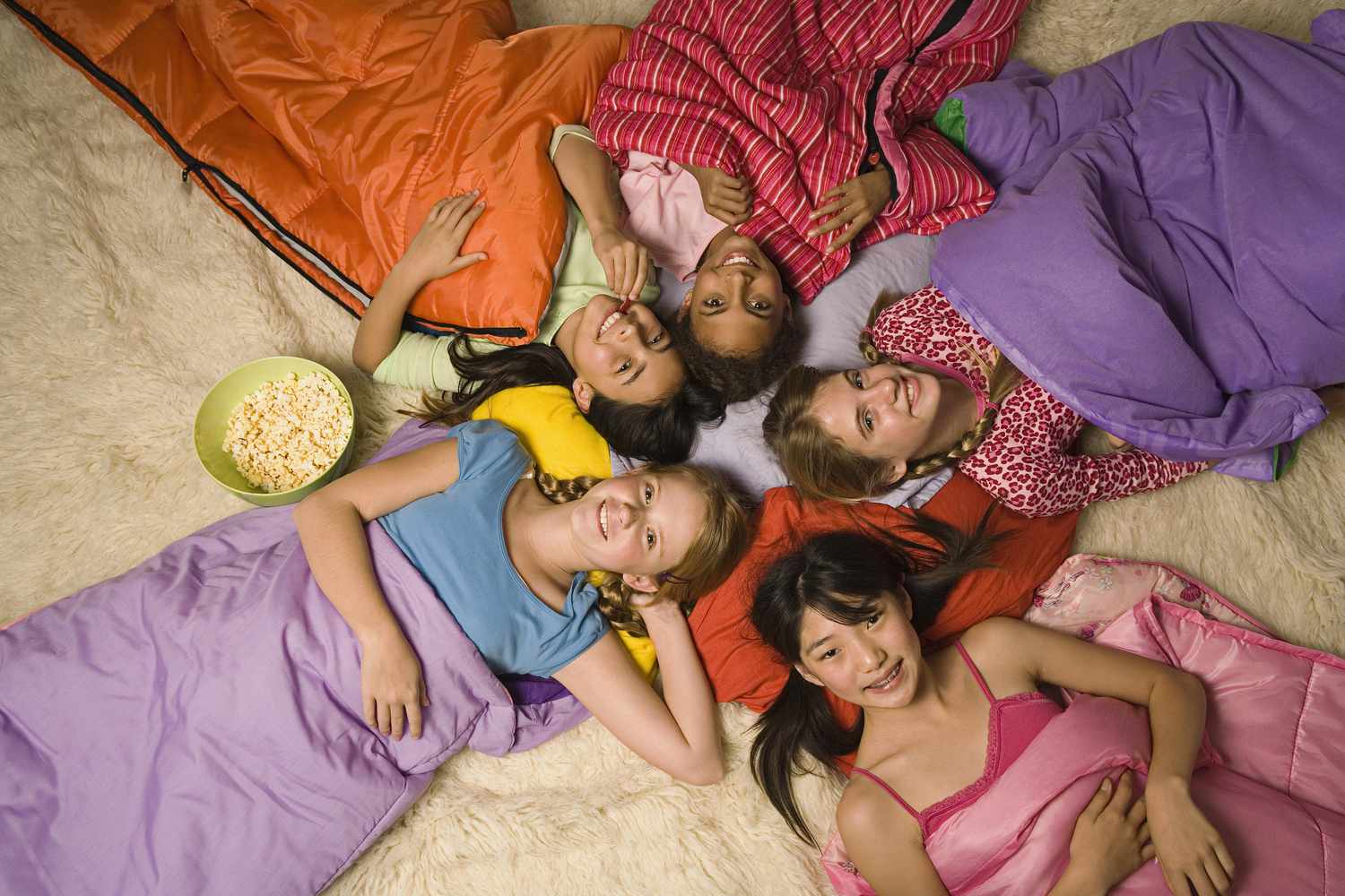 Gruppe von Mädchen im Vorschulalter in Schlafsäcken