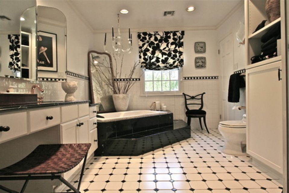 Luxurious black and white master bathroom