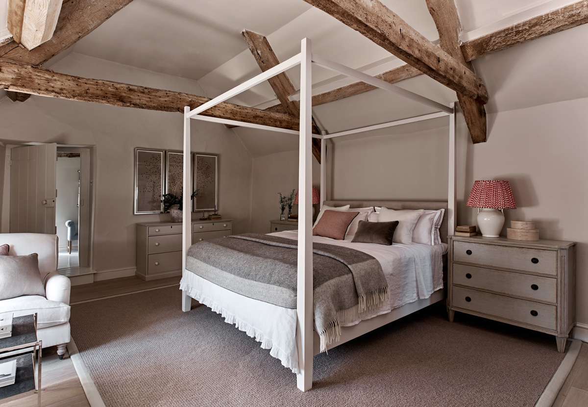 Himmelbett in einem Zimmer mit sichtbaren Holzbalken