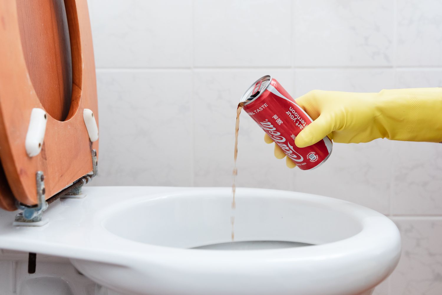 Coca Cola in die Toilette schütten