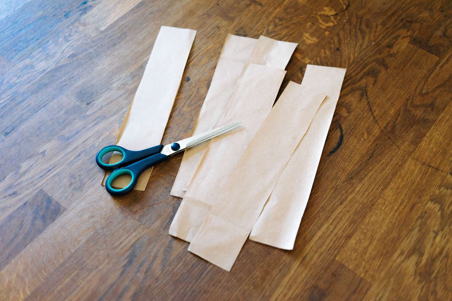cortando sacos de papel marrom em tiras
