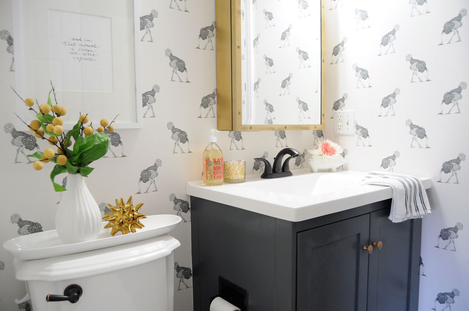 Banheiro pequeno com detalhes em cinza e branco