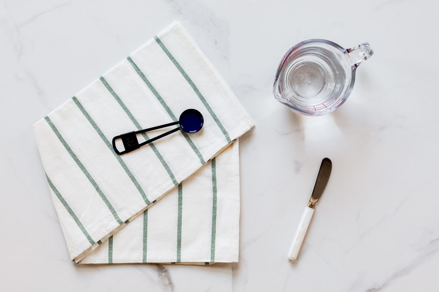 Comment enlever les taches de dentifrice sur les vêtements, les tapis et les meubles ?