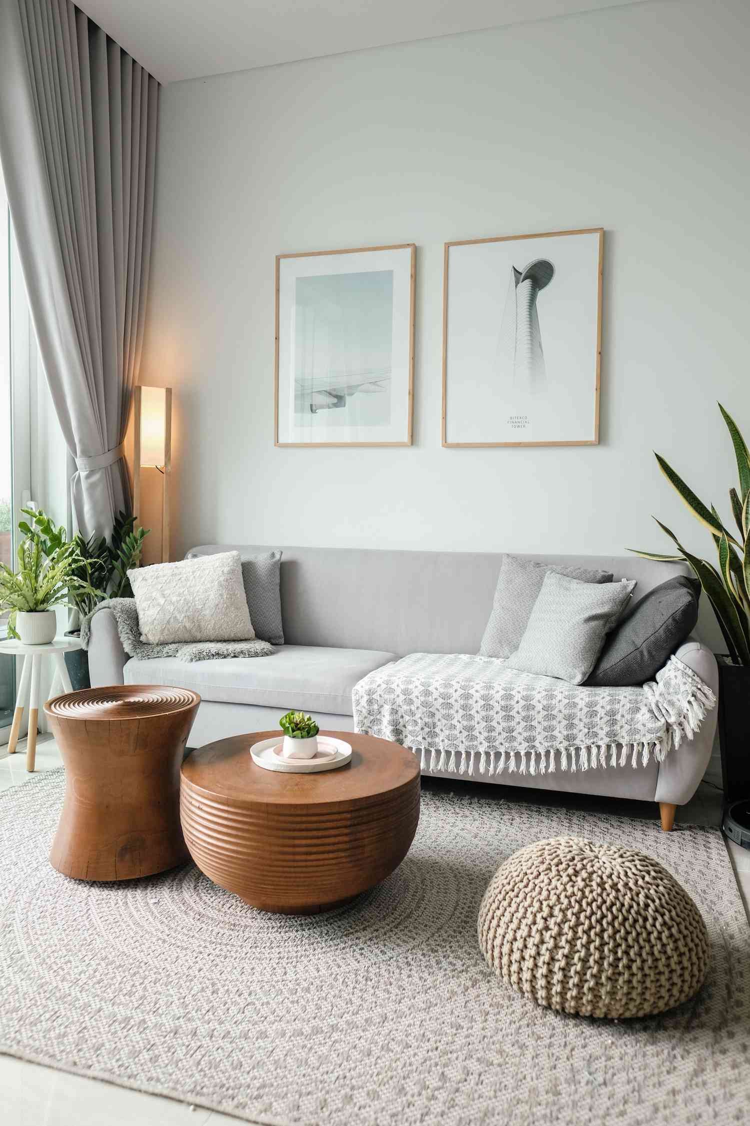 Salon moderne avec des accents gris et des plantes