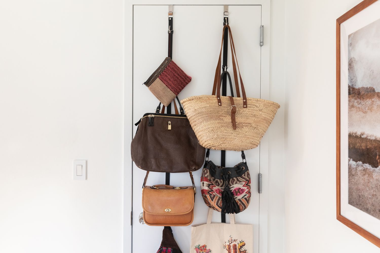 Handtaschen hängen an der Außenseite einer Tür