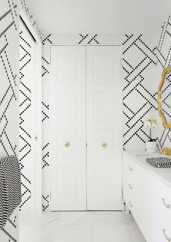 Banheiro preto e branco com detalhes em ouro