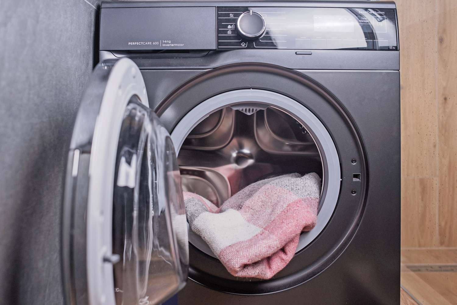 Rosa Wolldecke in der Waschmaschine 