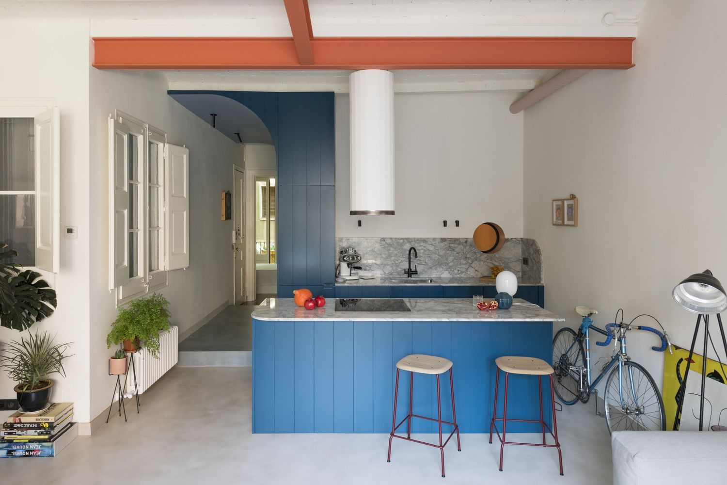 Schlichte moderne Küche in Spanien mit blauer Dachschindel