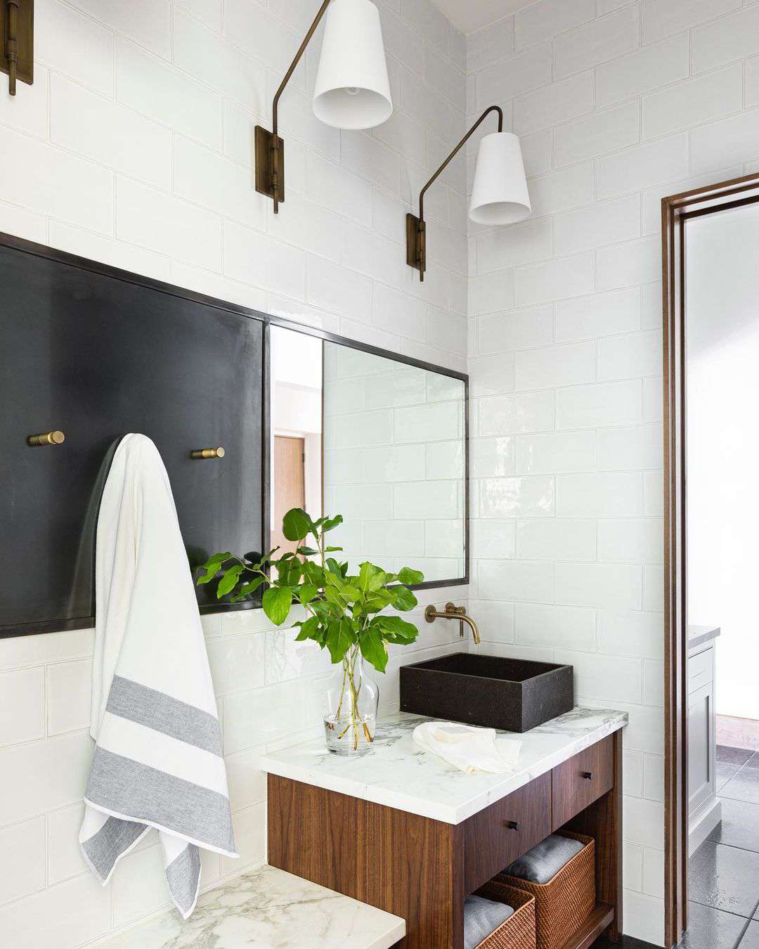 Ein Badezimmer mit einem schwarz-goldenen Handtuchhalter