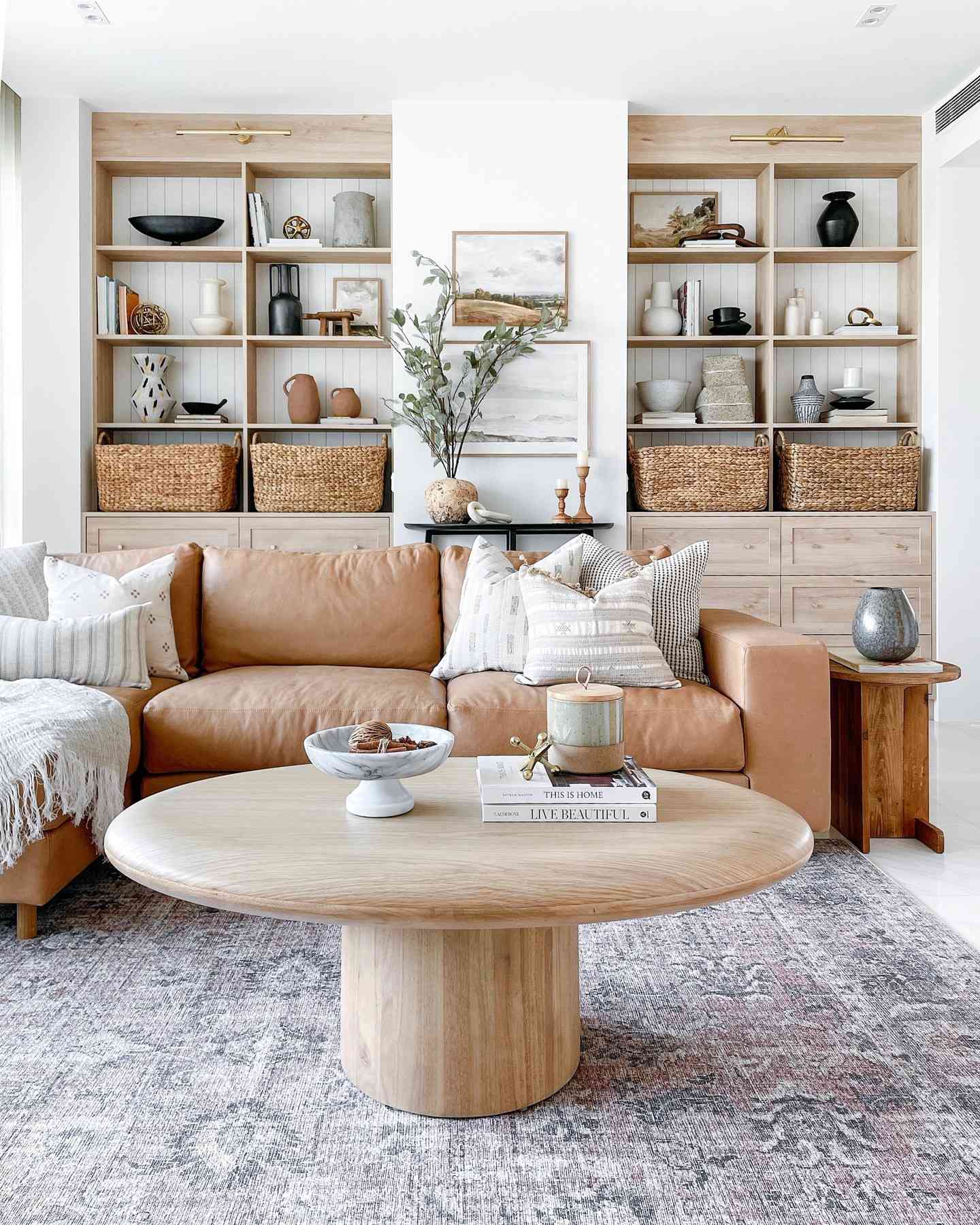 Salón marrón con sofá marrón y muebles empotrados de madera.