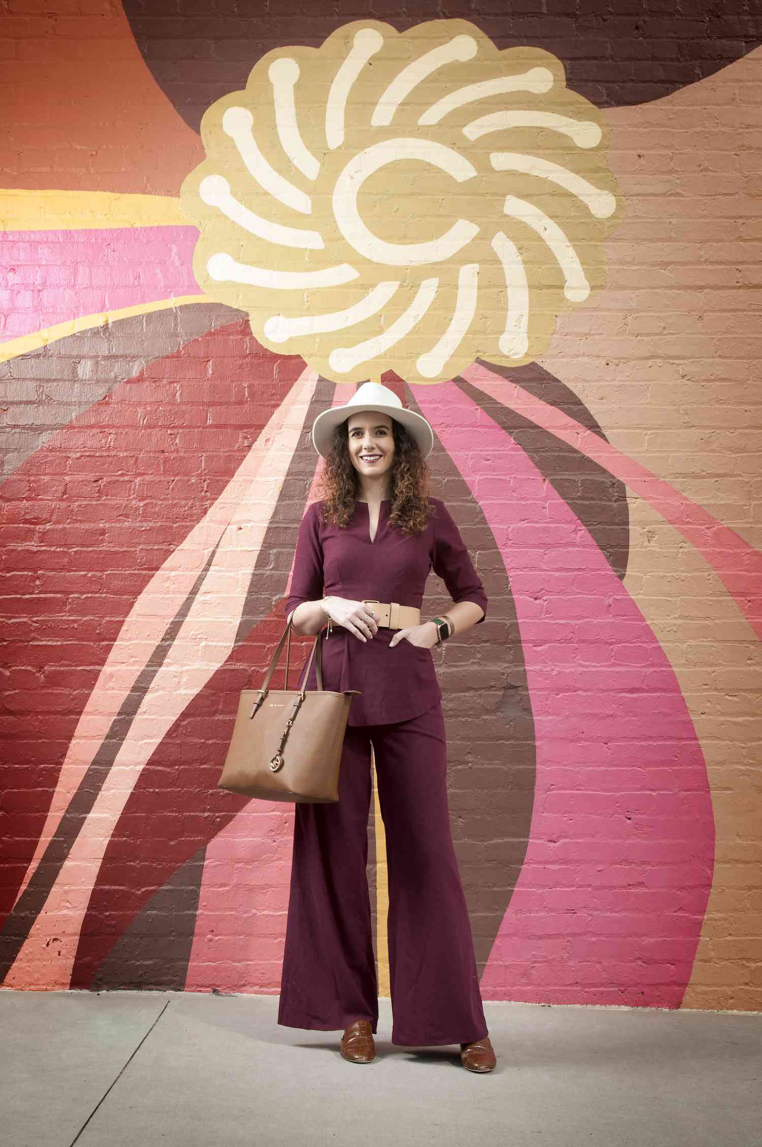 Leah Atkins delante del mural pintado en el exterior.