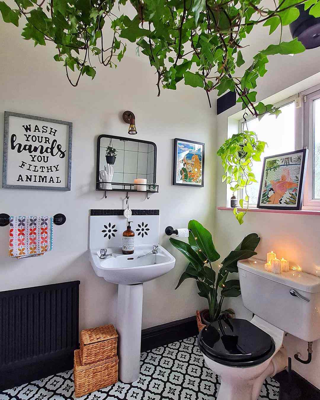 Plantas de casa e impressões de arte em um banheiro