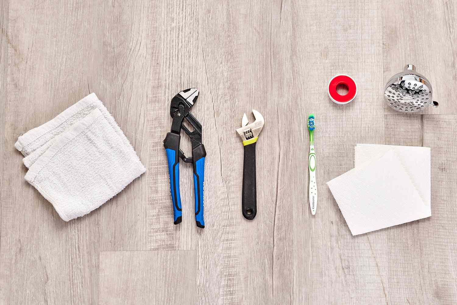 Materialien und Werkzeuge für den Austausch eines Duschkopfes