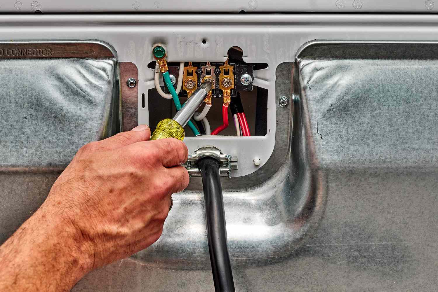 Como instalar um cabo elétrico de secadora