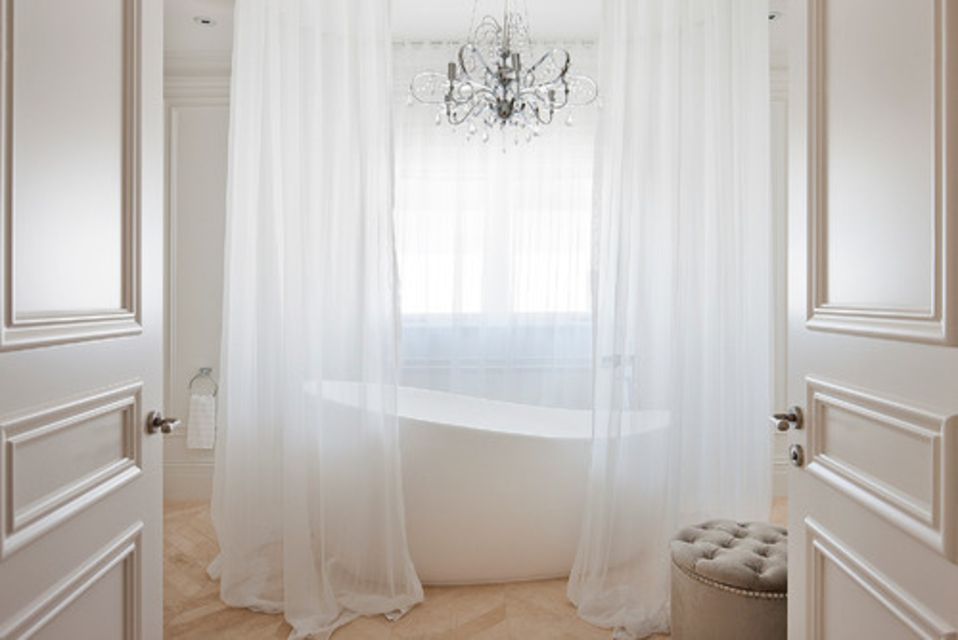 Baño de ensueño de estilo francés con bañera con cortinas