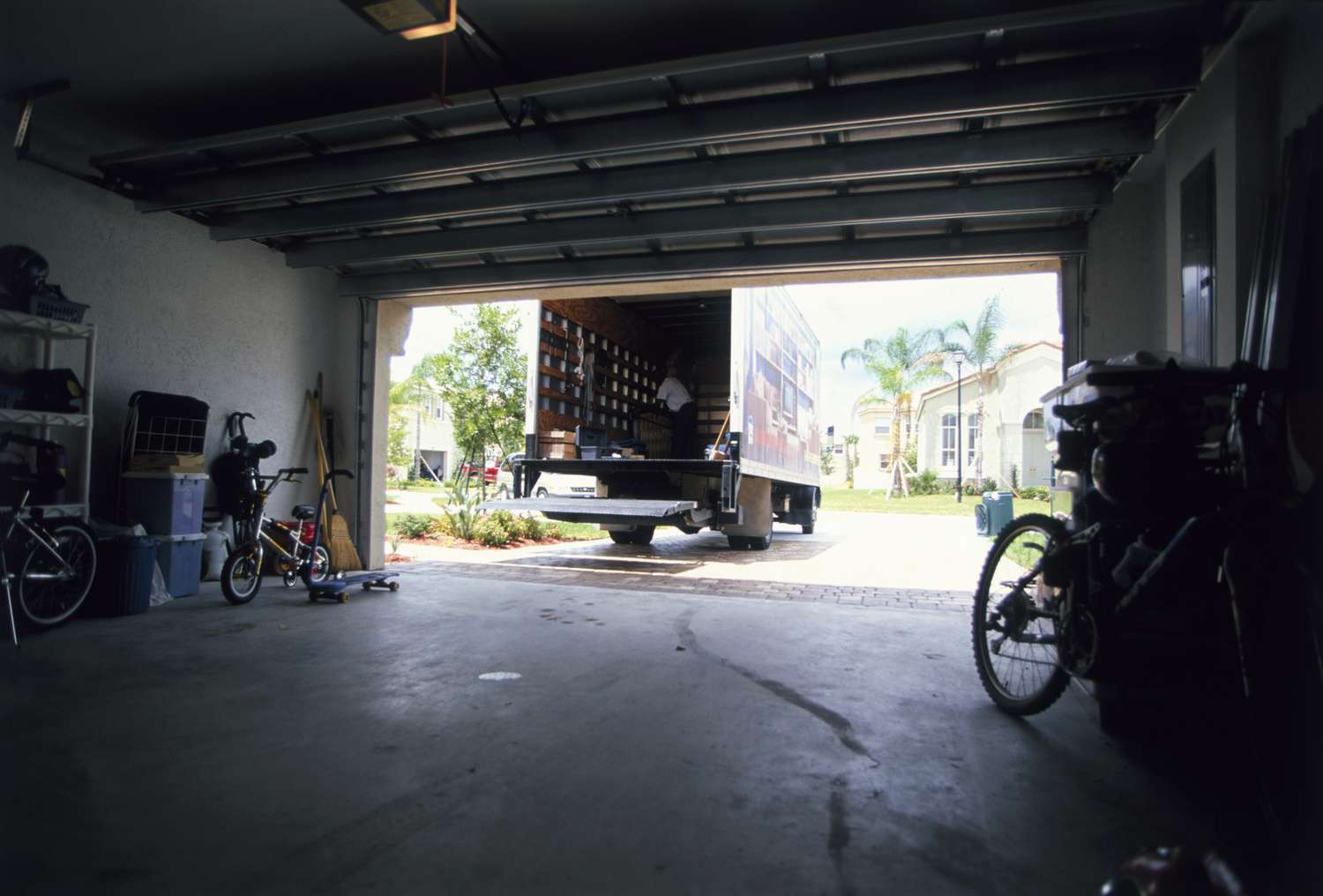 Interior de garaje con losa agrietada