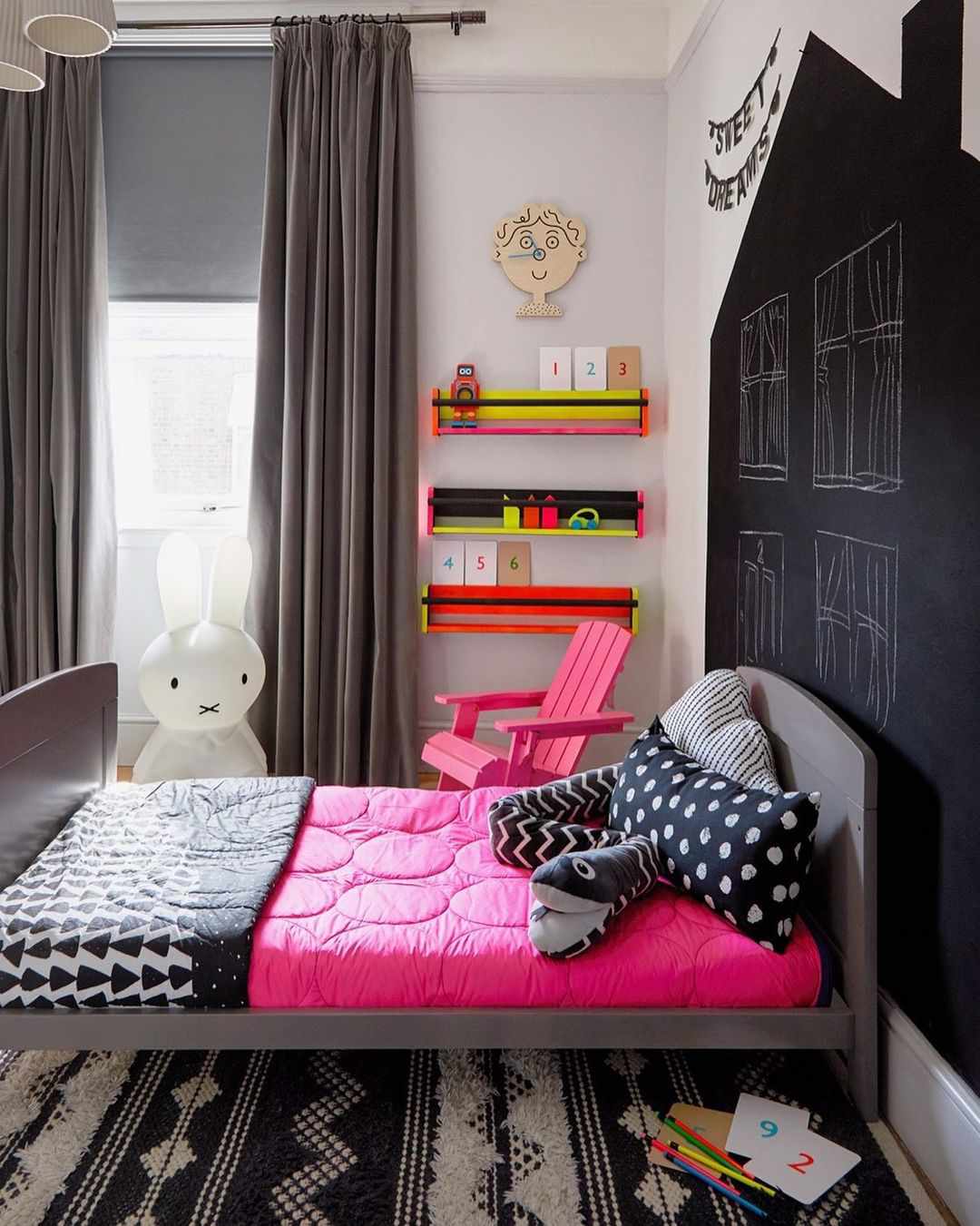 Quarto infantil com detalhes em neon