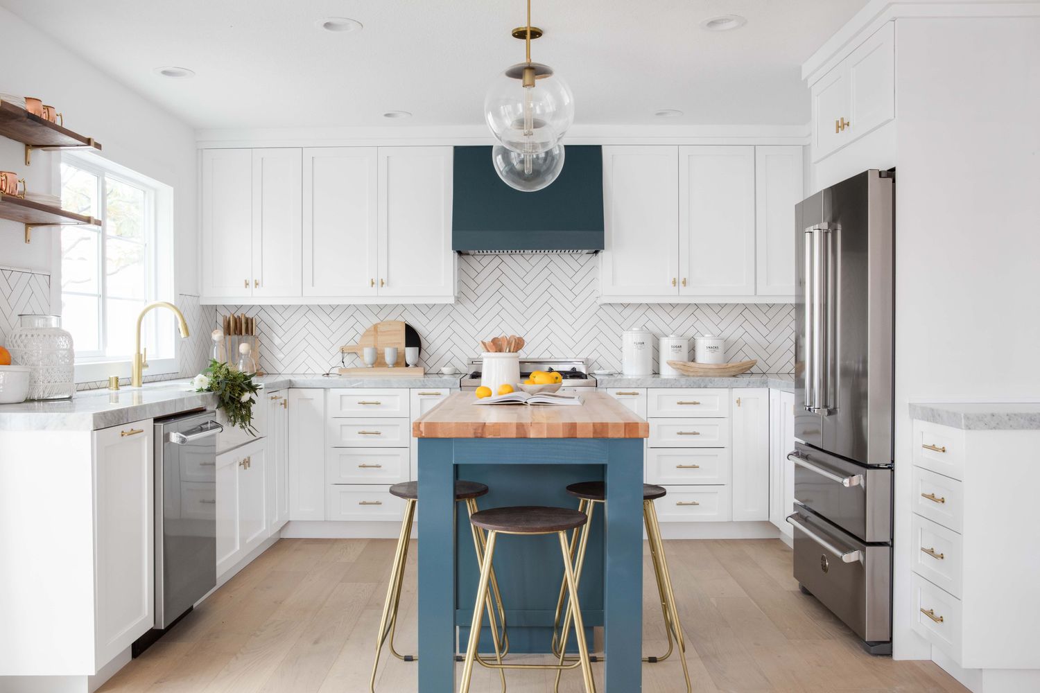 Cocina costera con backsplash en espiga