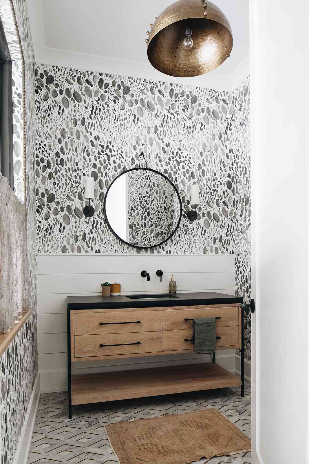 Badezimmer Waschtisch und Spiegel von Kate Marker Interiors 