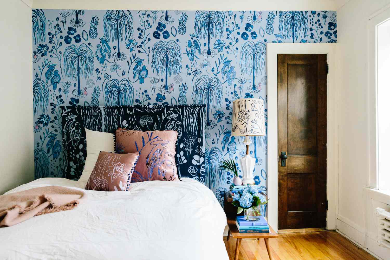 Chambre à coucher avec papier peint bleu Paco Y Maria par She She.