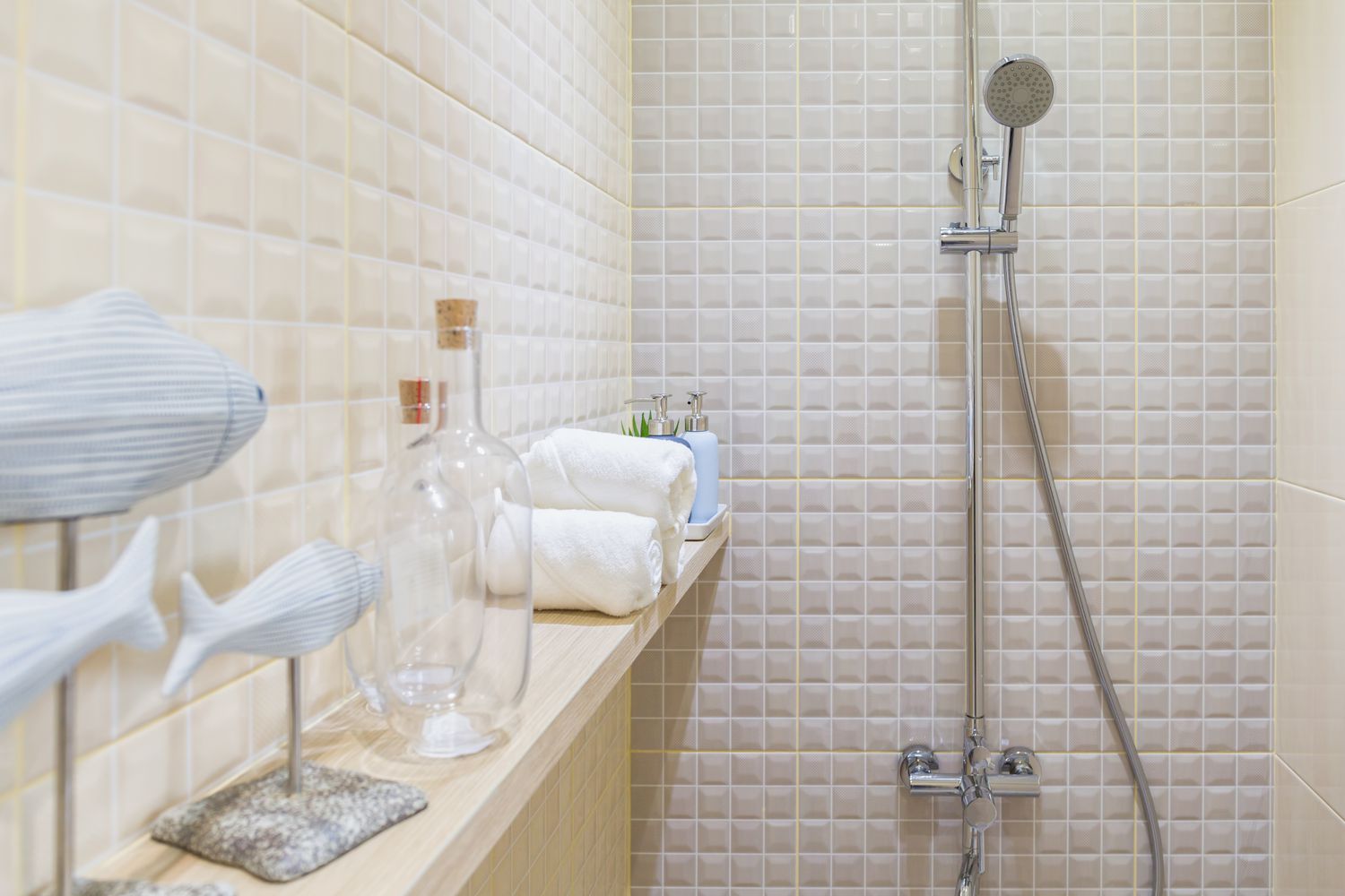 20 idées de rangement dans la douche pour toutes les salles de bains