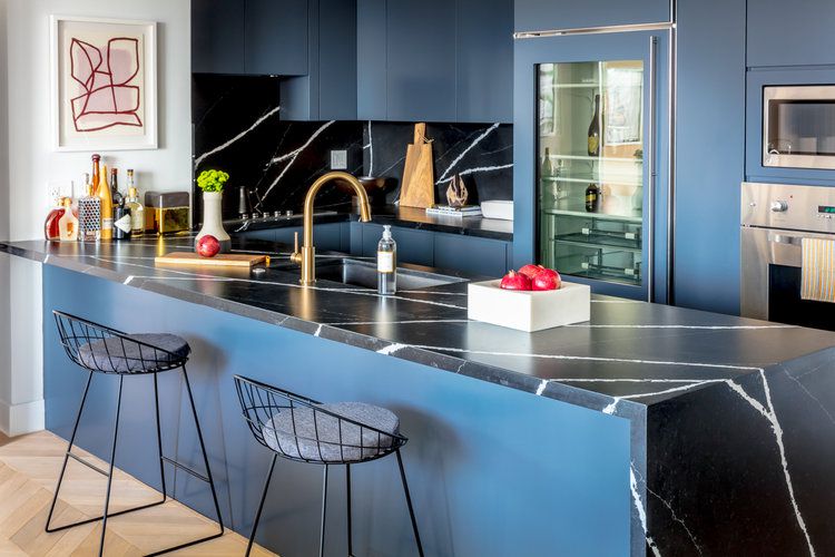 Moderne Küche in Schwarz und Blau
