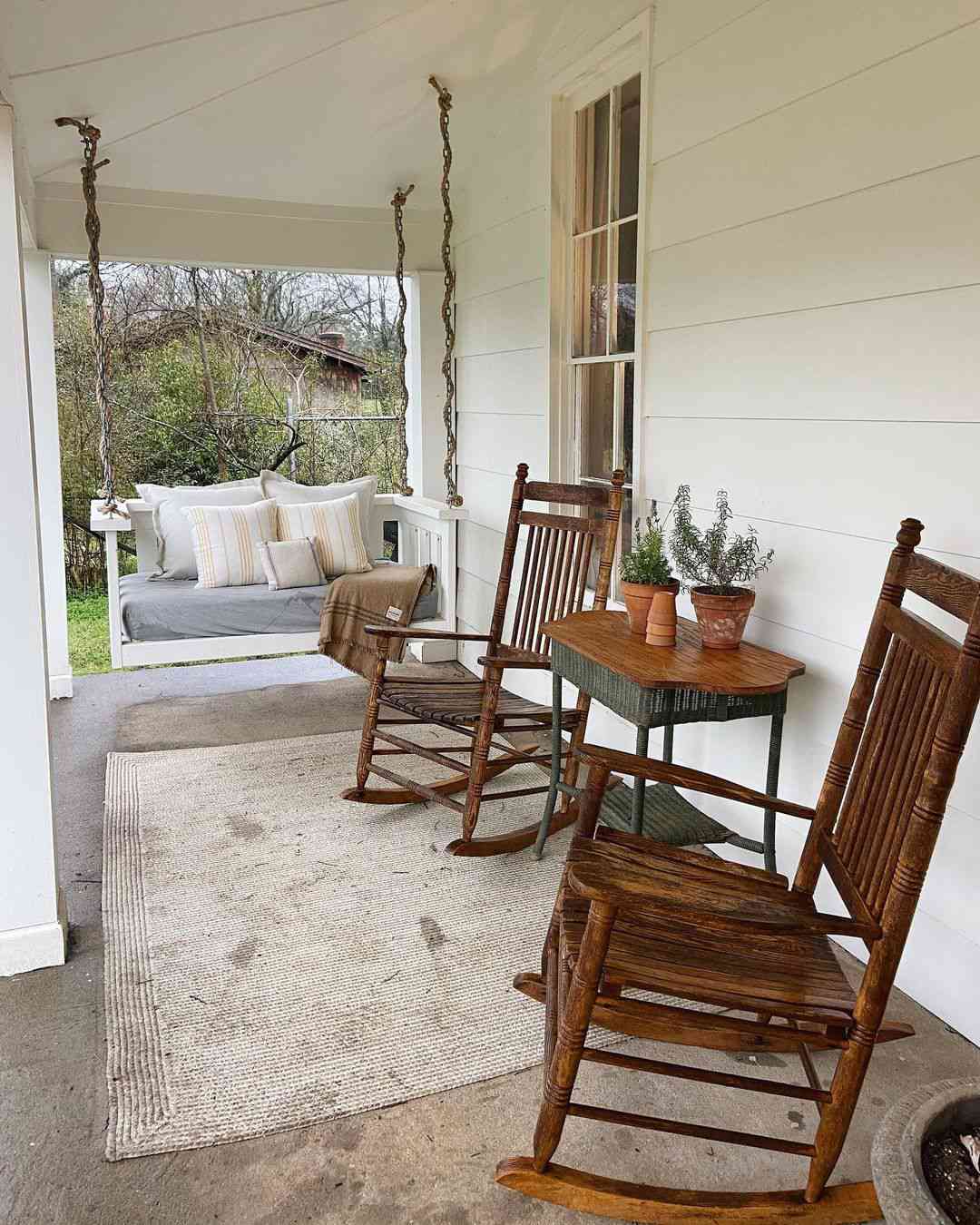 Veranda mit Schaukelstühlen