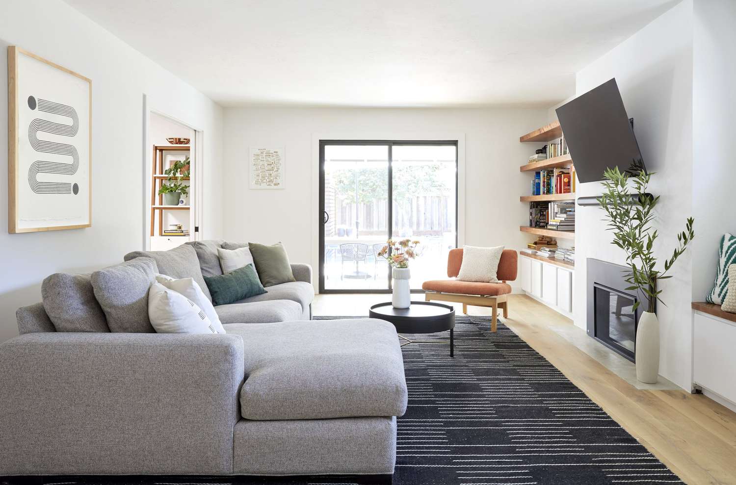 graue Couch und schwarz-weißer Teppich