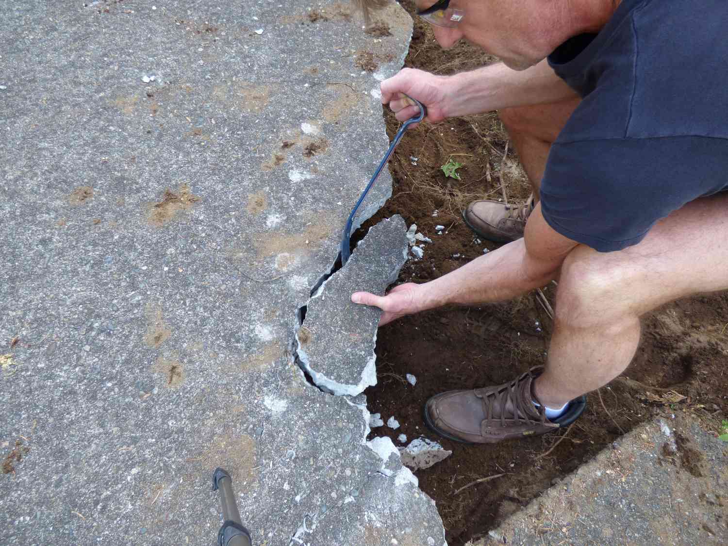 Beton mit einer Hebeleisen herausziehen