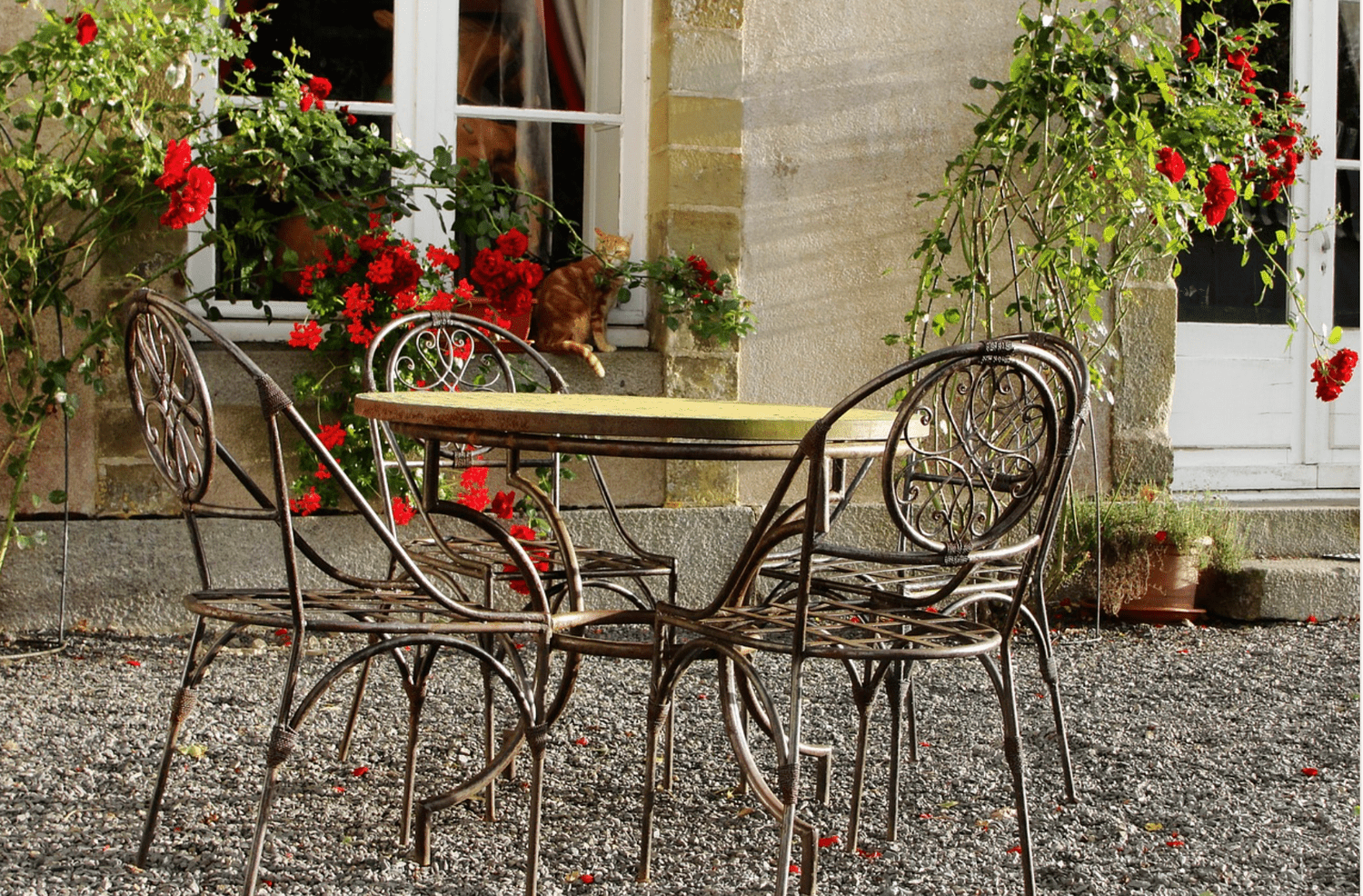 Un bistrot dans un jardin français.