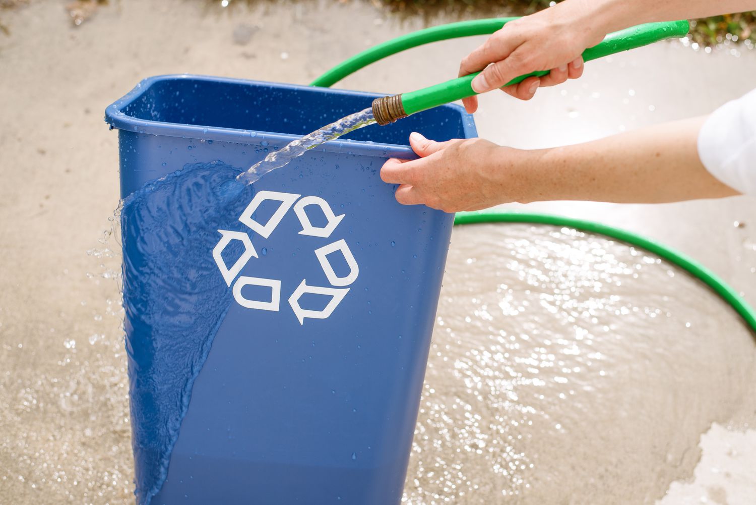 Recyclingeimer mit Gartenschlauch außen gespült