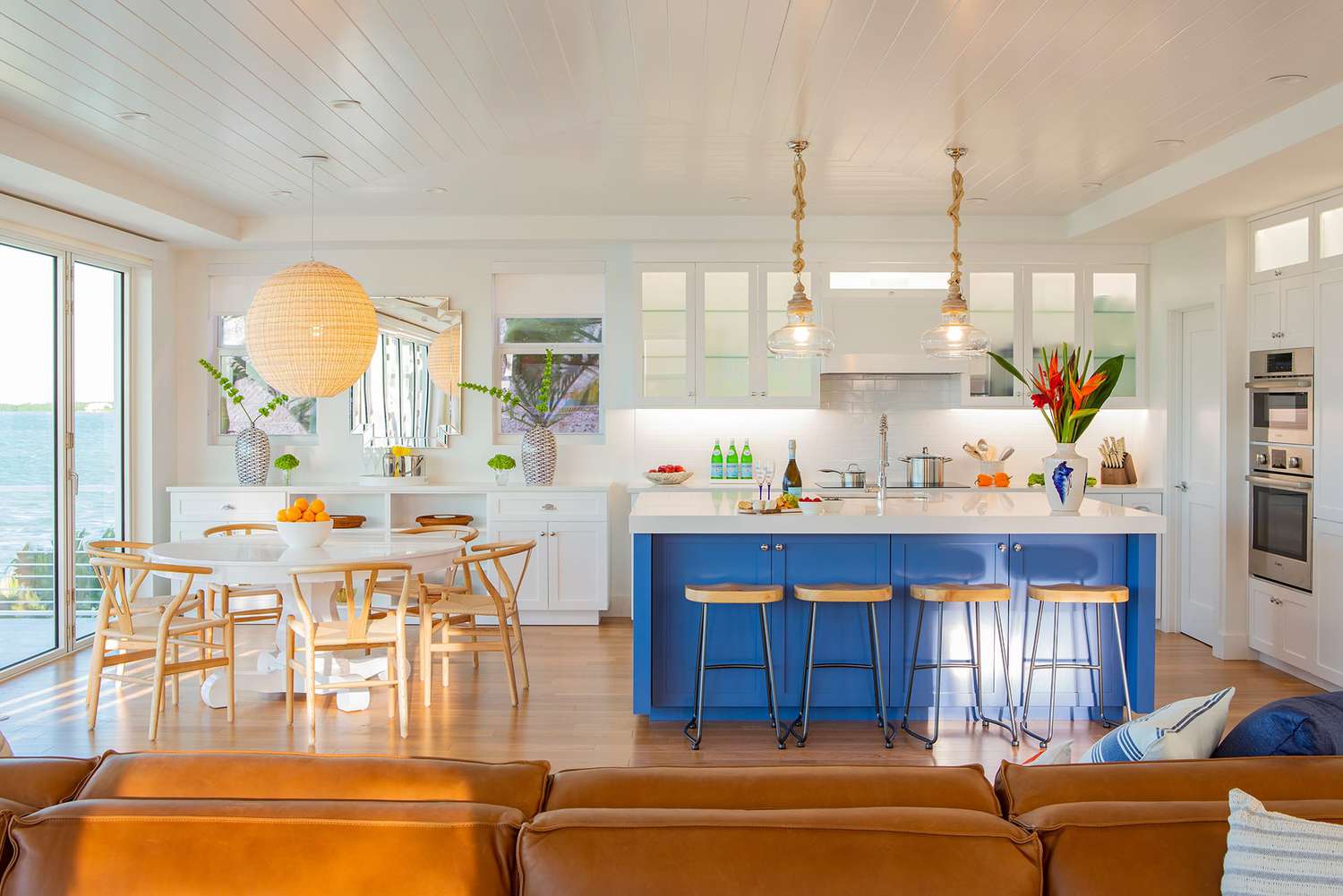 Uma ilha de cozinha azul brilhante em uma cozinha litorânea