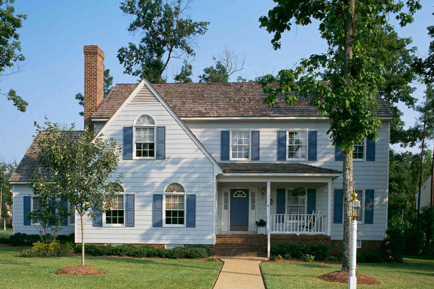 Amerikanisches modernes weißes Haus mit blauen Fensterläden 