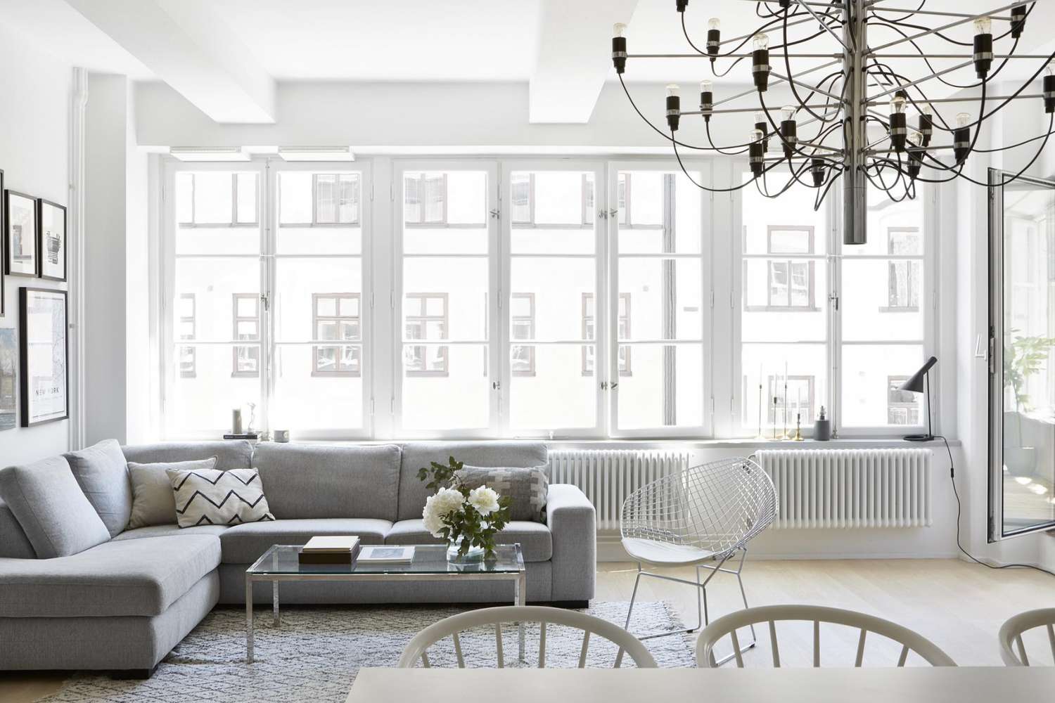 Modernes Wohnzimmer mit weiß-grauen und silbernen Akzenten