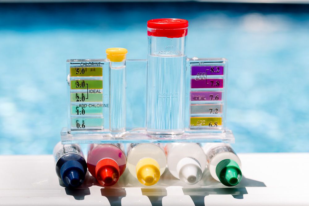 Cómo utilizar un kit de análisis de piscinas para comprobar la calidad del agua