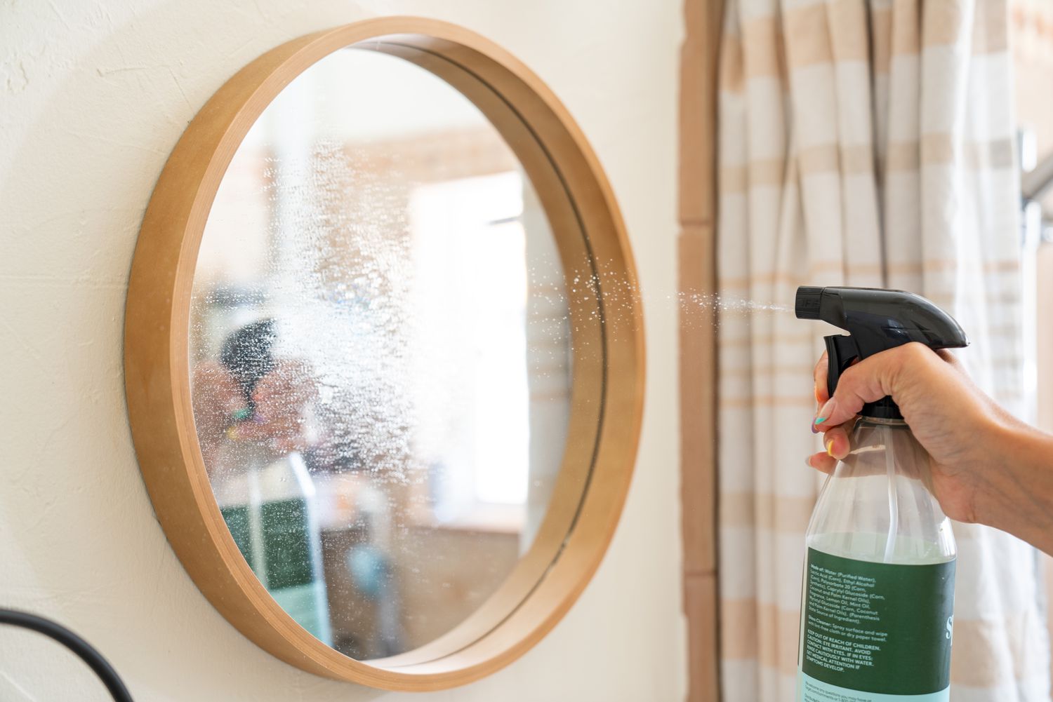 Nettoyant commercial pour vitres vaporisé sur le miroir pour un nettoyage hebdomadaire